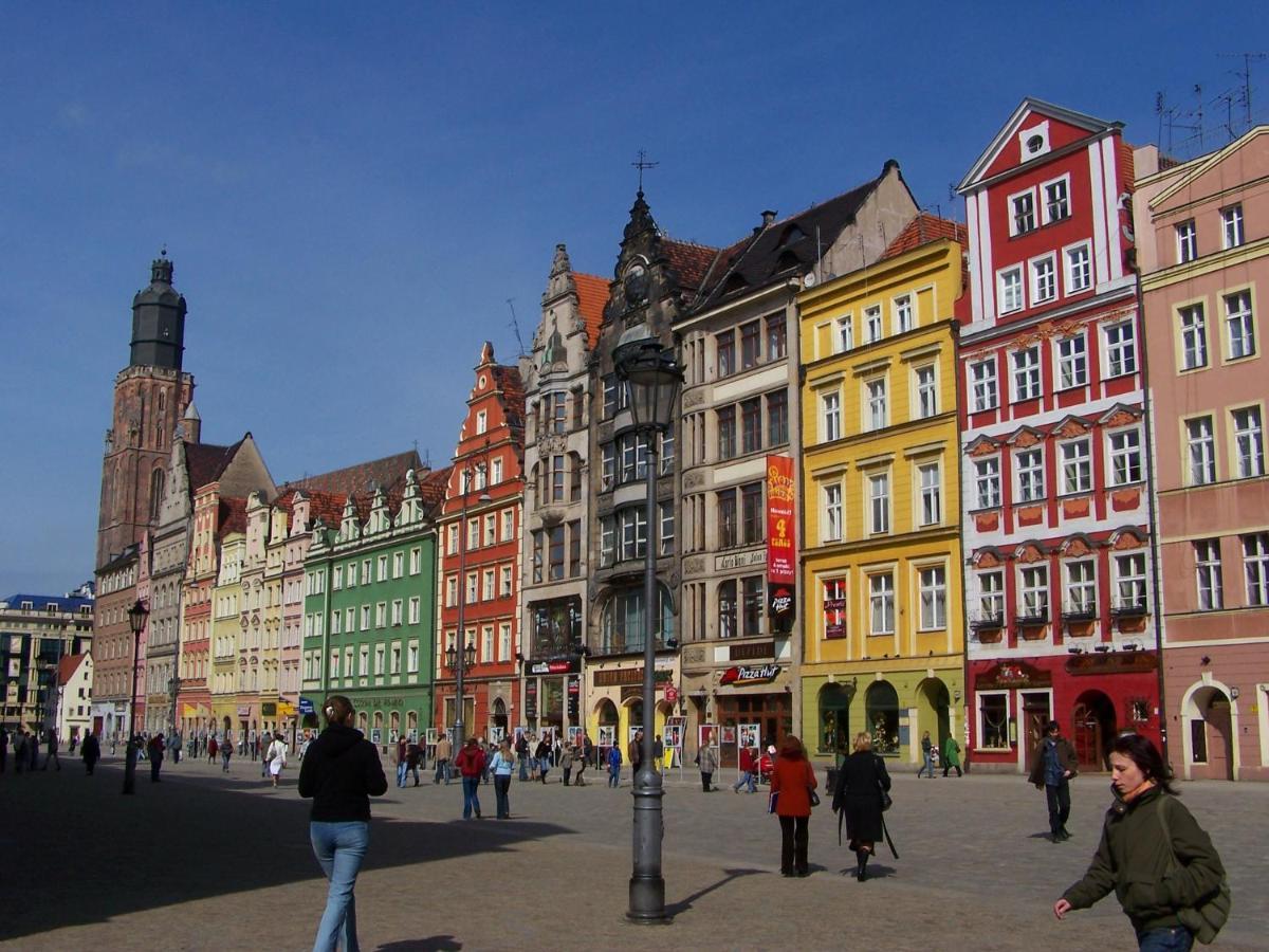 Green Panther Right In The City Of Wroclaw Exterior photo